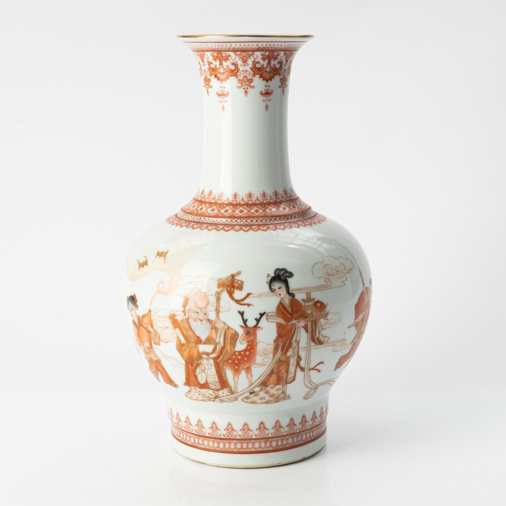 A porcelain vase, mid/second half of the 20th century.