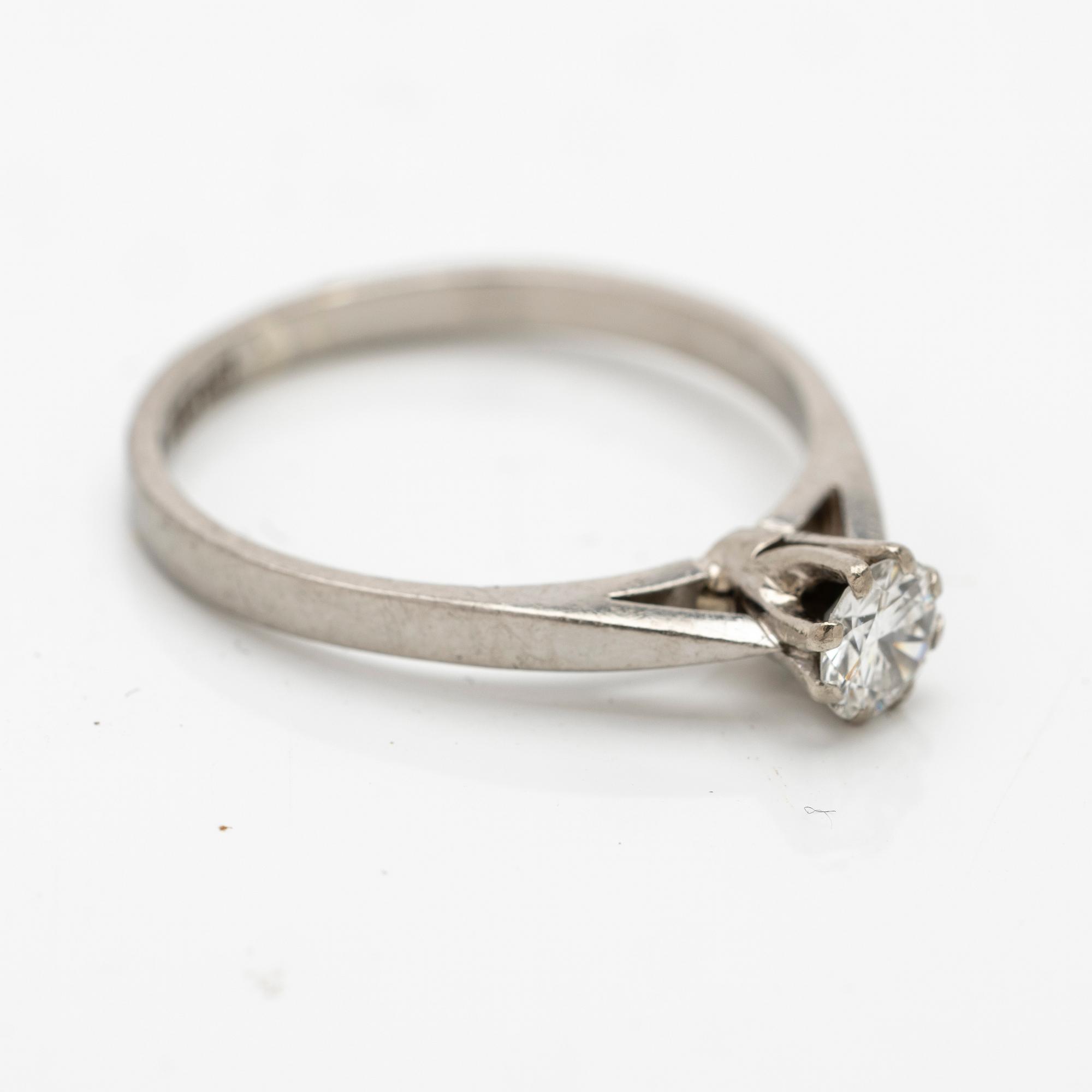 Solitaire ring in 18K white gold with one diamond.