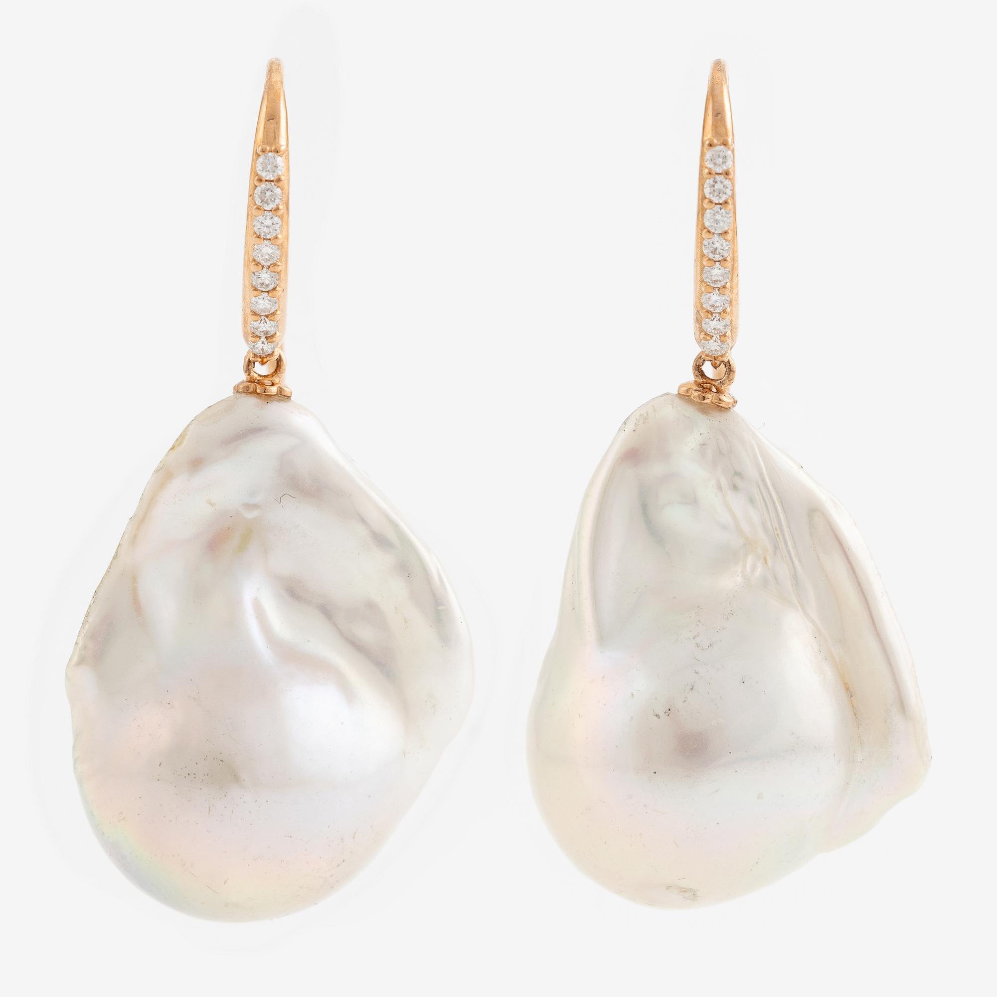 Örhängen 18K guld med odlade barocka sötvattenspärlor och briljantslipade diamanter.