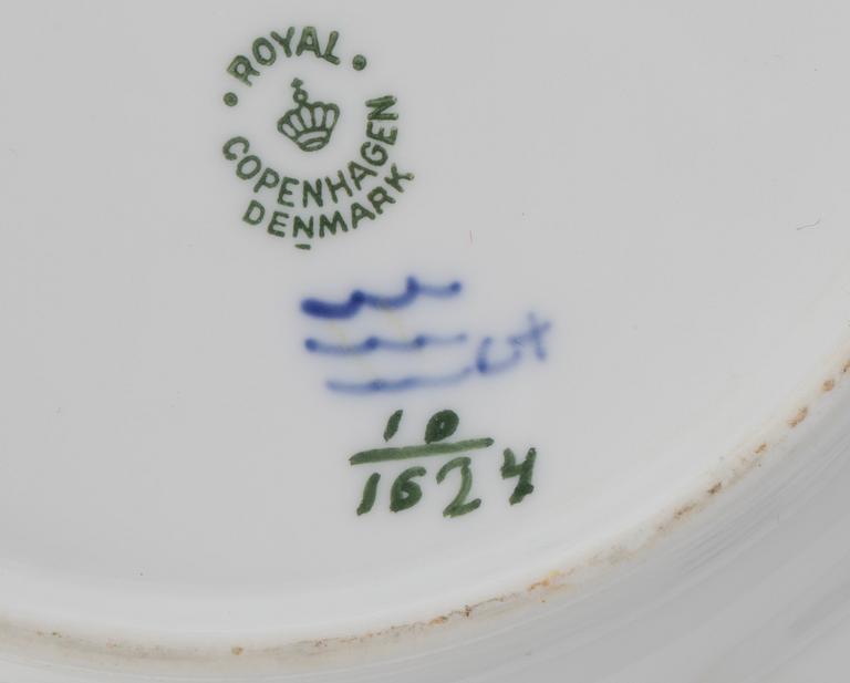 MAT- KAFFE- SAMT TESERVISDELAR, 28 delar, porslin, "Blå blomst", Royal Copenhagen.