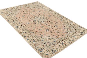 A Kashan crpet, a. 284 x 181 cm.