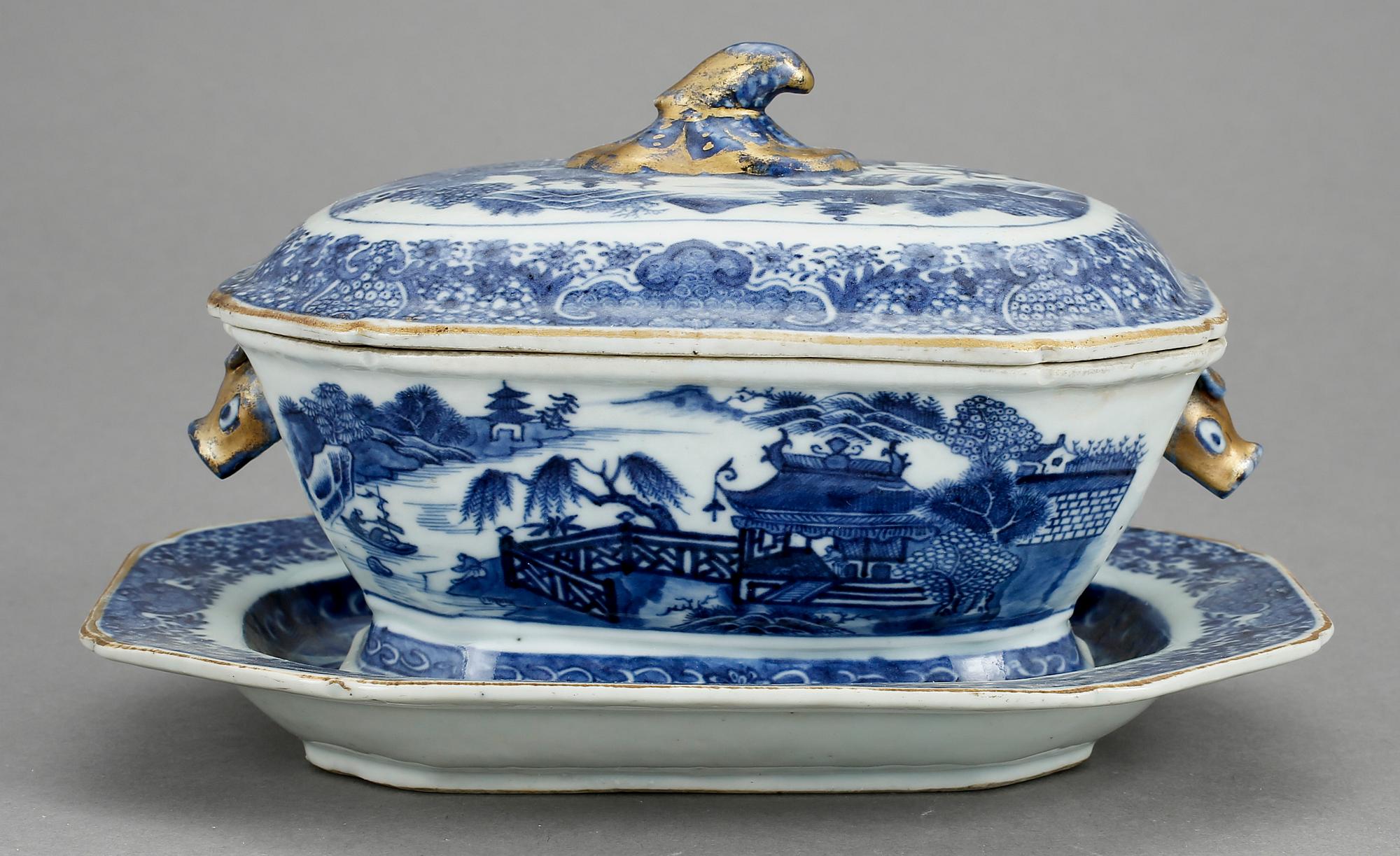 SMÖRTERRIN på FAT, porslin, Kina, Qianlong, (1736-95).