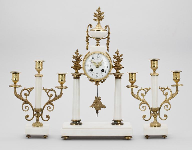 GARNITYR, 3 delar, mässing, alabaster, Louis XVI-stil, tidigt 1900-tal.