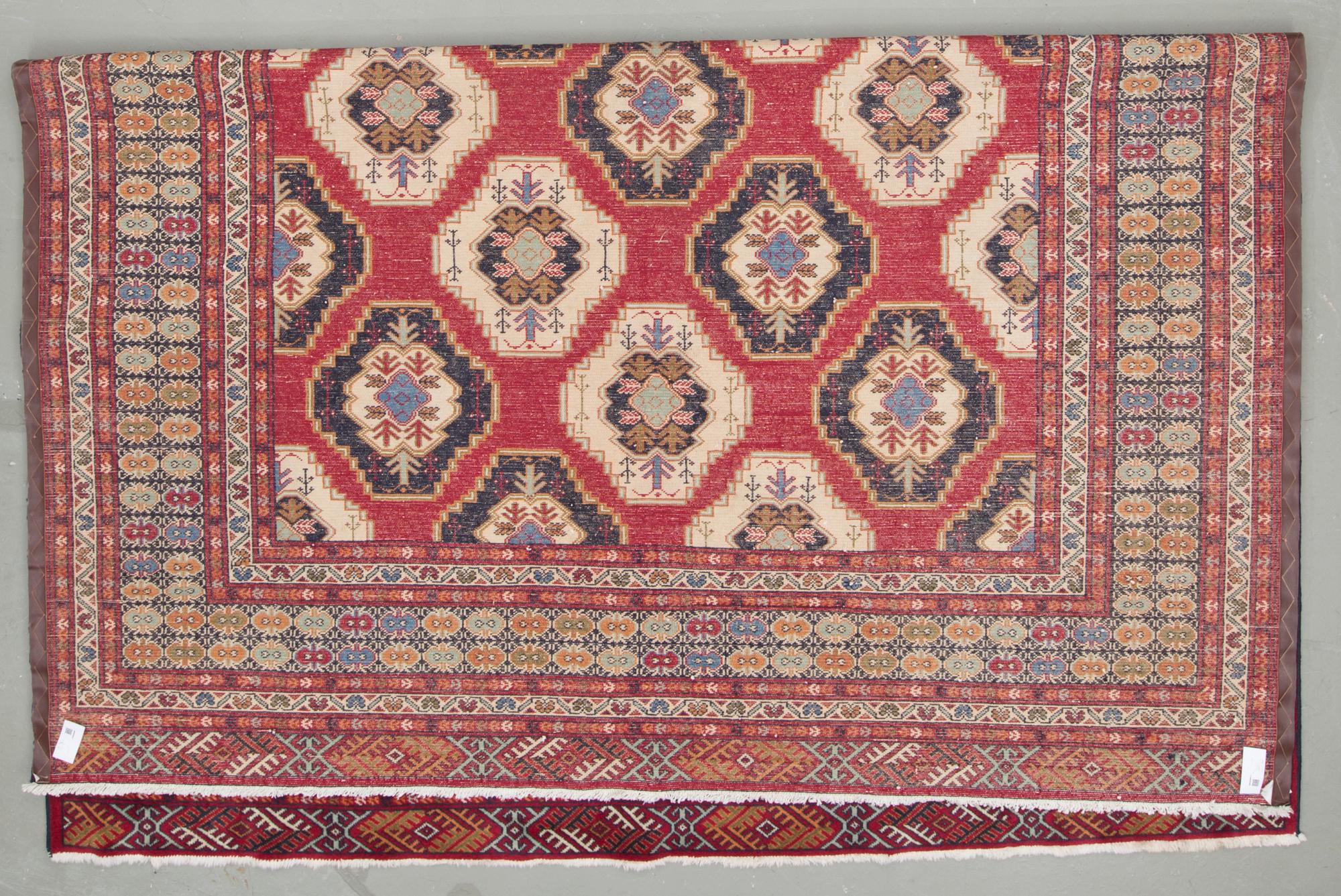 MATTA, orientalisk. Ca 331x267 cm.