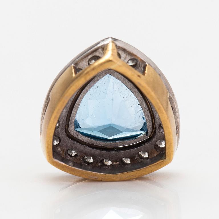 Hänge, 18K guld, med en triangelslipad topas och diamanter totalt ca. 0.18 ct.