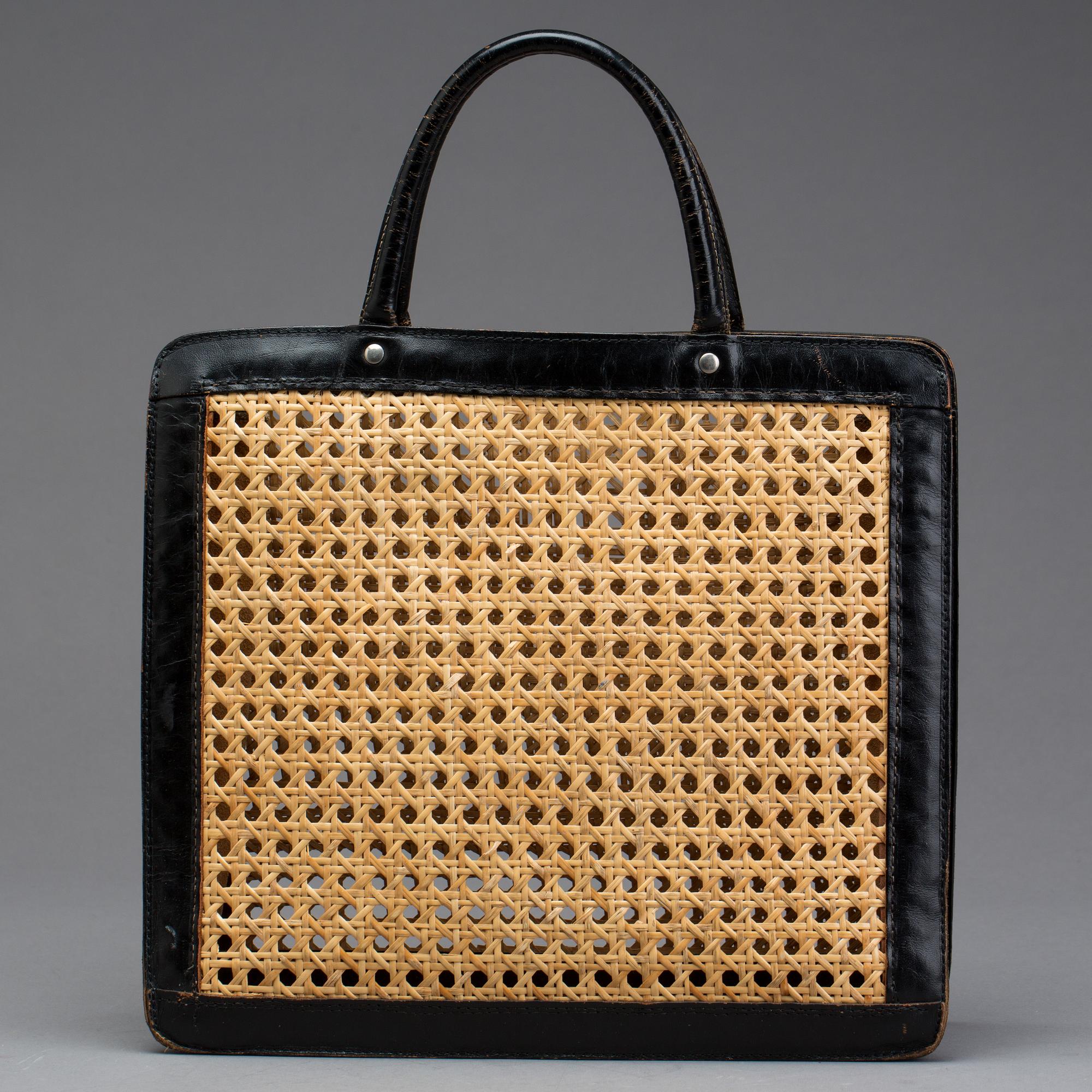 VÄSKA, svart skinn samt rotting. 1960-tal.