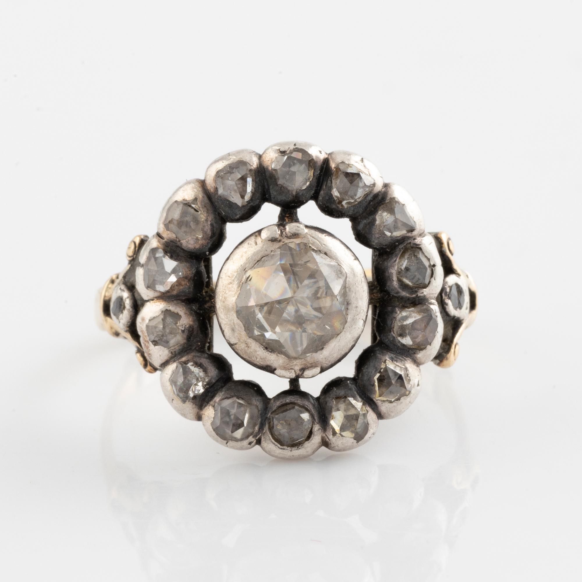 Ring med rosenslipad diamant.