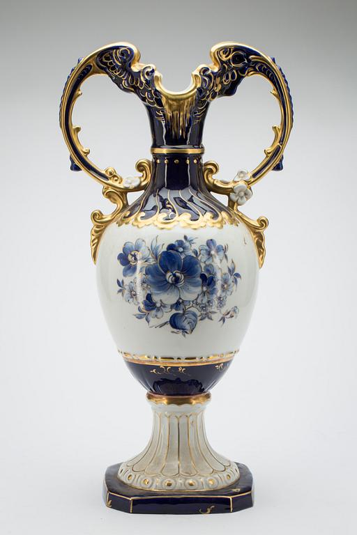 GOLVURNA, porslin, Royal Dux. 1900-tal.