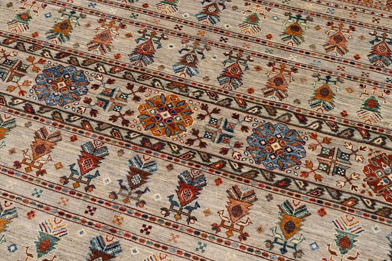 Rug, Pakistan, modern design. 251 x 173 cm.