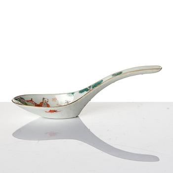 A Chinese porcelain dish and a spoon, late Qing dynasty / around 1900.