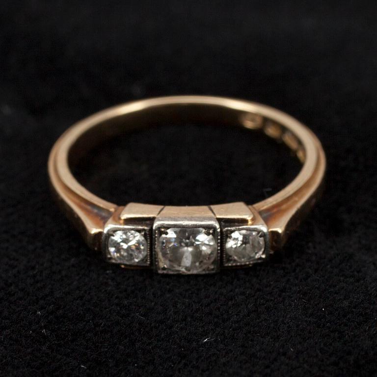 RING, guld 18K samt tre diamanter, A. Tillander, Helsingfors 1947. Vikt ca 3,8.