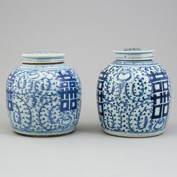 A pair of Chinese blue and white jars with covers, Qing dynasty, 19th century.