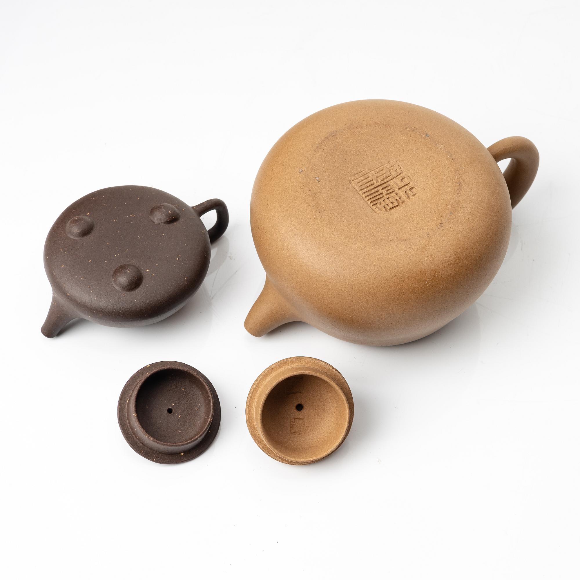 Two Chinese yixing teapots, 1980/90s.