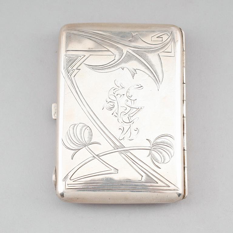 CIGARETTETUI, silver, Ryssland, 1900-talets första hälft. Vikt ca 142 gram.