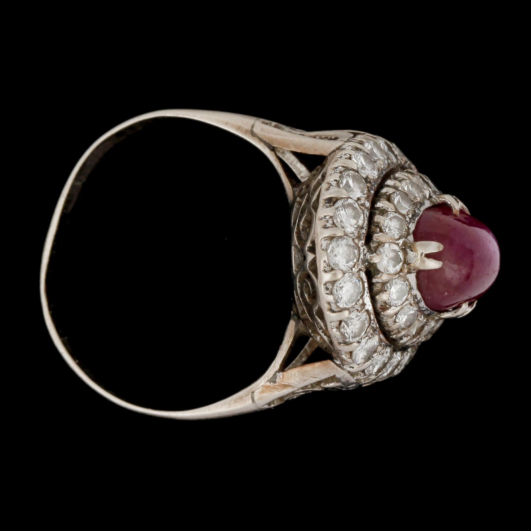 RING, cabochonslipad rubin och briljantslipade diamanter, tot. ca 1.40 ct.