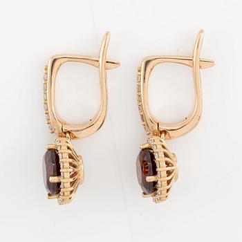 Earrings, 18K gold with garnets and brilliant-cut diamonds.