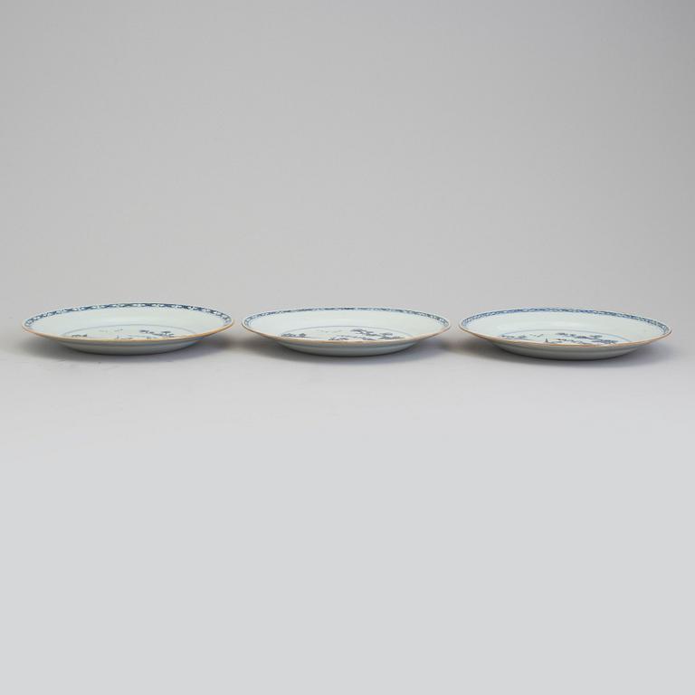 TALLRIKAR, tre stycken, kompaniporslin. Qingdynastin, Qianlong (1736-95).