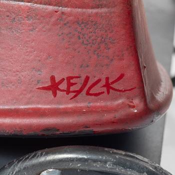 Kjell Engman, Bevingad figur i röd rock.