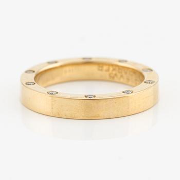 Ring 18K guld med runda briljantslipade diamanter.