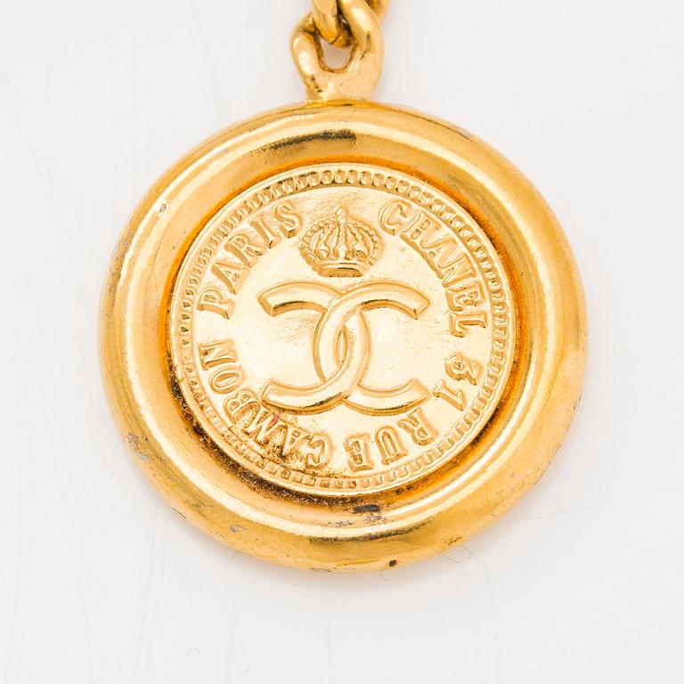Chanel, a gold coloured metal and leather belt. Marked Coco Chanel Paris.