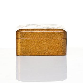 A Japanese lacquered bowl, box with cover and handle, 19th Century.