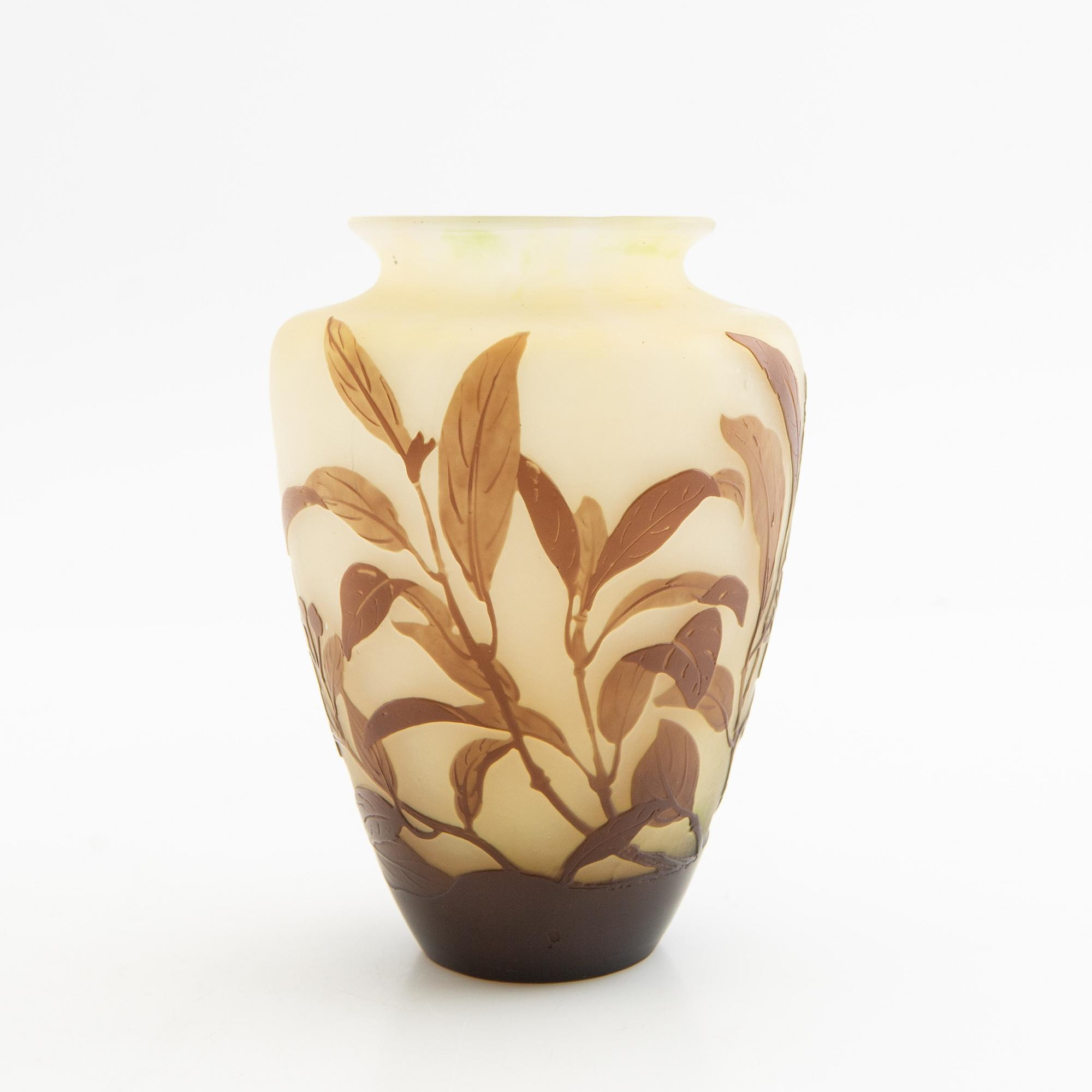 Emile Gallé, Vas signerad, överfång.