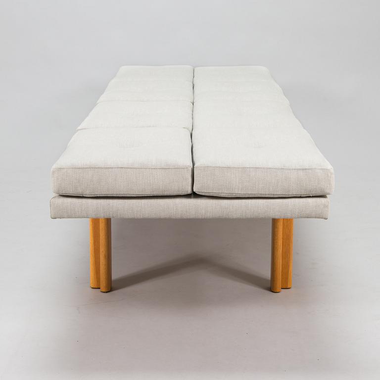 Alvar Aalto, bänk för för O.Y. Huonekalu-ja Rakennustyötehdas A.B. 1962.