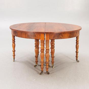 A Neo Renaissance mahogany dining table later part of the 19th century.