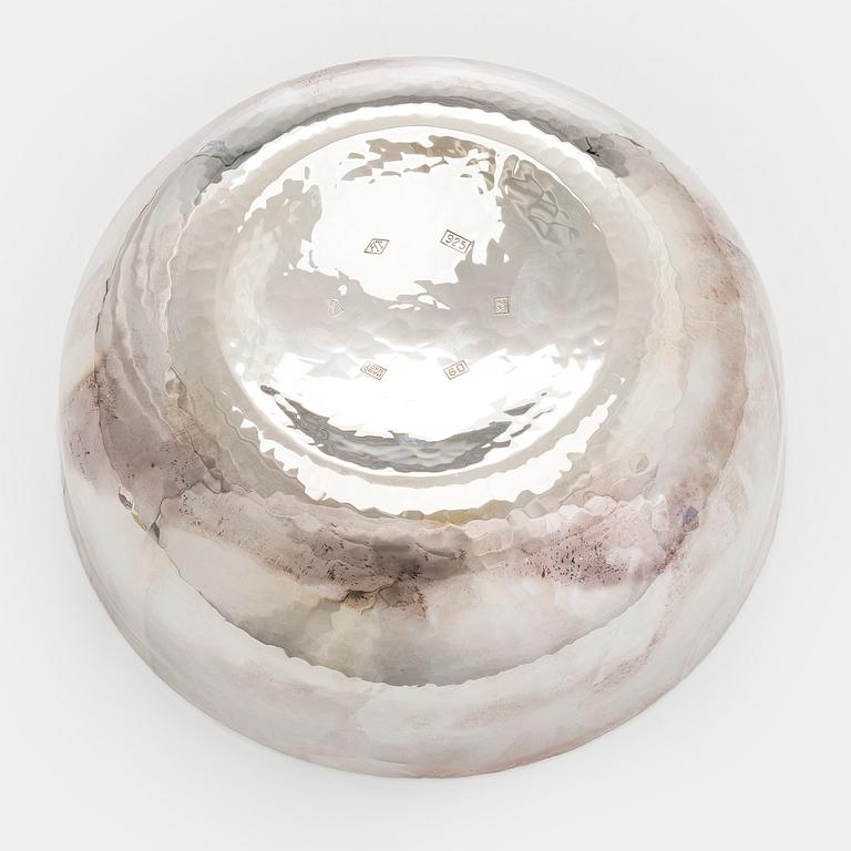 A. Tillander, skål, sterlingsilver och emalj. Helsingfors 2005.