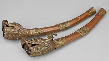 CEREMONIHORN, 2 st, mässing samt koppar, Tibet, trol 1800-tal.