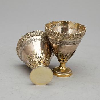 ZARFS, ett par, silver, ostämplade sannolikt osmanska riket, omkr 1900. Vikt 160 gram.