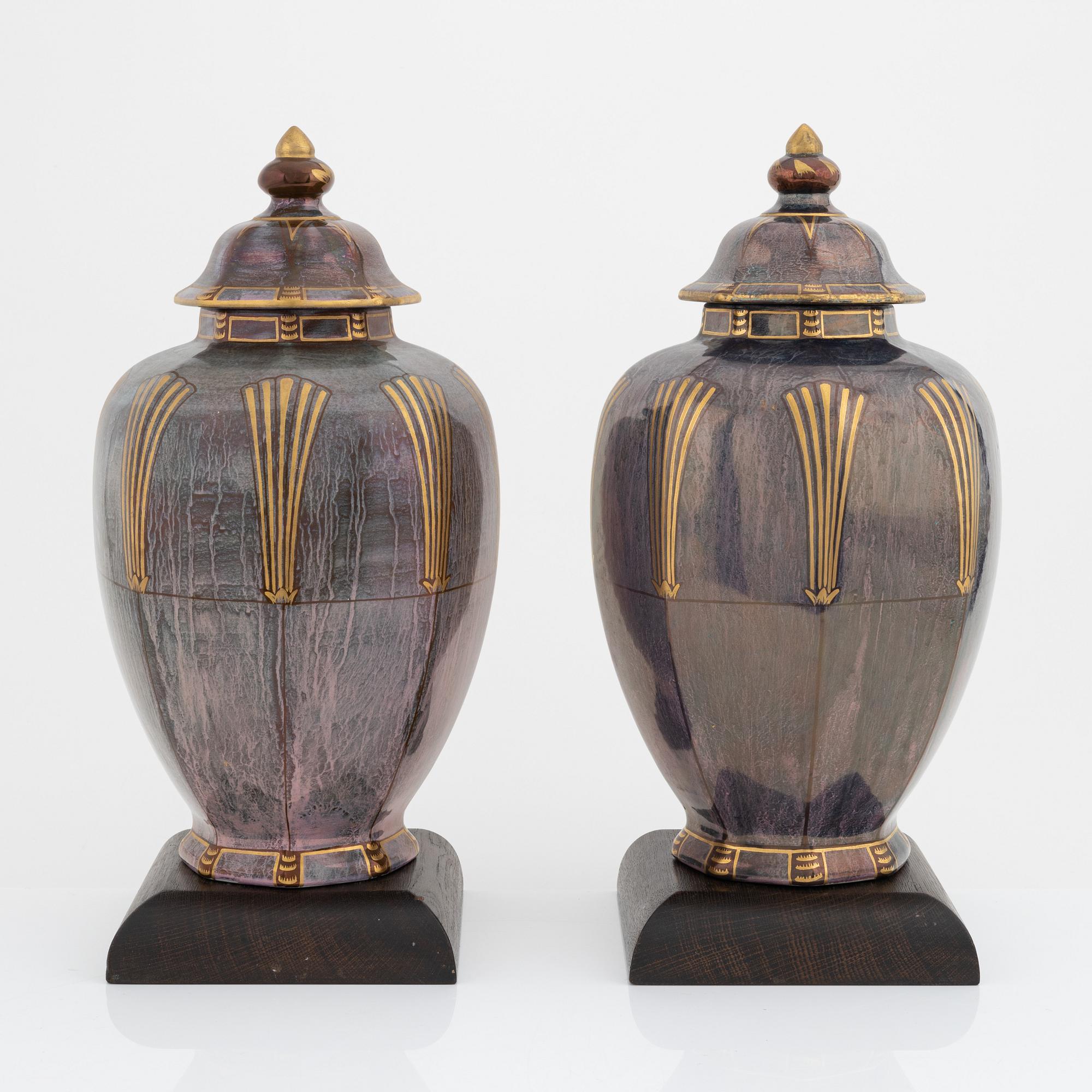 Josef Ekberg, urnor, ett par, flintgods, Gustavsberg, daterade 1927.