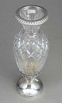 VAS, Silver och slipat glas, W.A Bolin, Stockholm 1919. Total vikt ca 2240 gram.