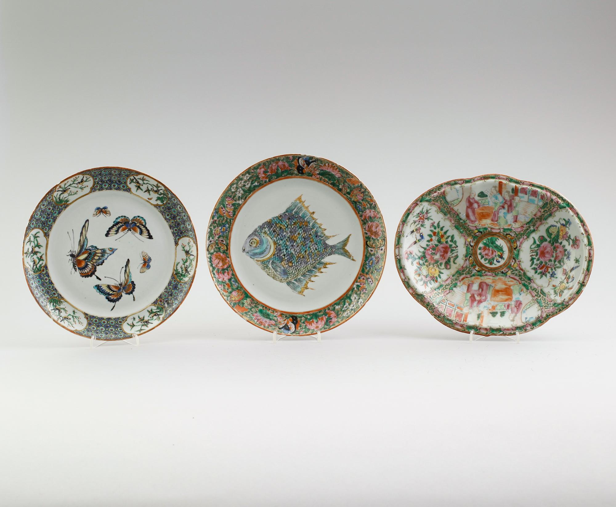 TALLRIKAR, 2 st samt SKÅLFAT, porslin, Kina, 1800-tal.