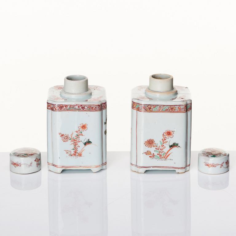 A pair of iron red and green decorated tea caddies with covers, Qing dynasty, Kangxi (1662-1722).