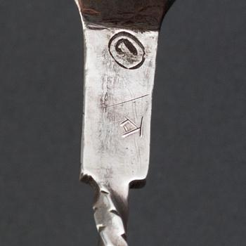 Oluf Jörgensen, (verksam i Bergen 1650-1700), sked med kulknopp, silver.