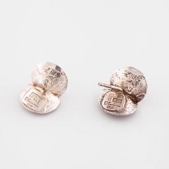 THERESIA HVORSLEV, för Mema, Lidköping, 1979, en brosch samt ett par örhängen.