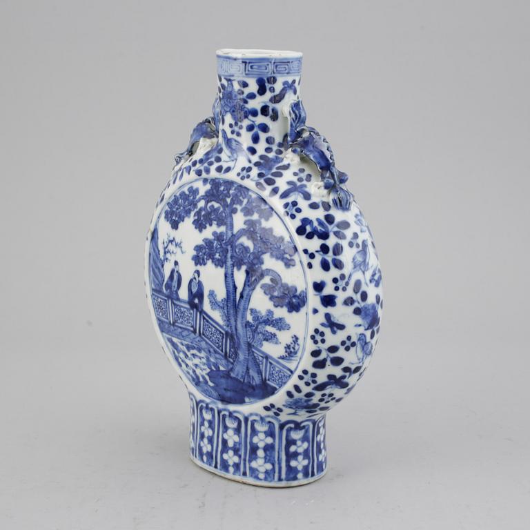 A blue and white figural moon flask, Qing dynasty, Guangxu (1872-1908).