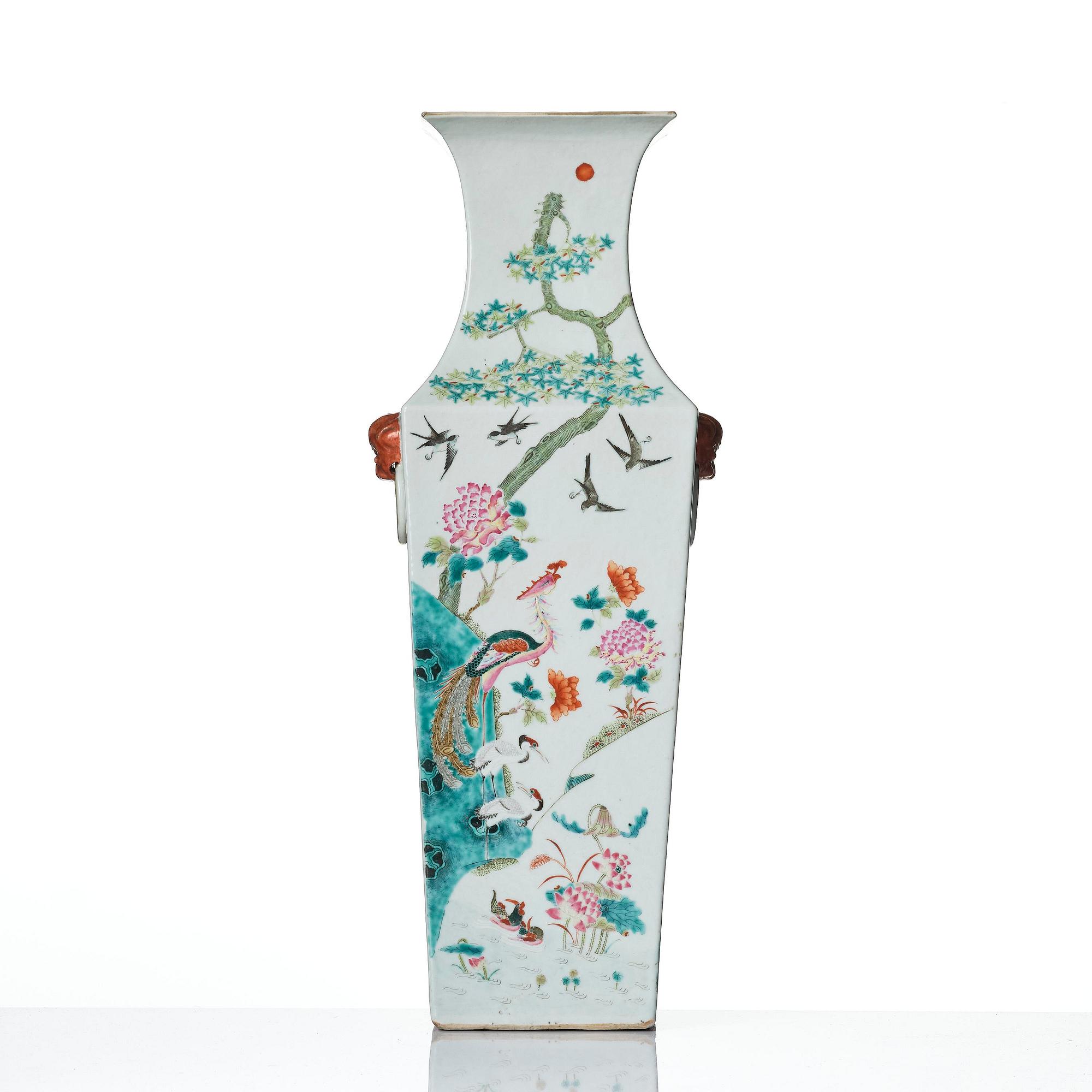 Vas, porslin. Qingdynastin, 1800-tal.