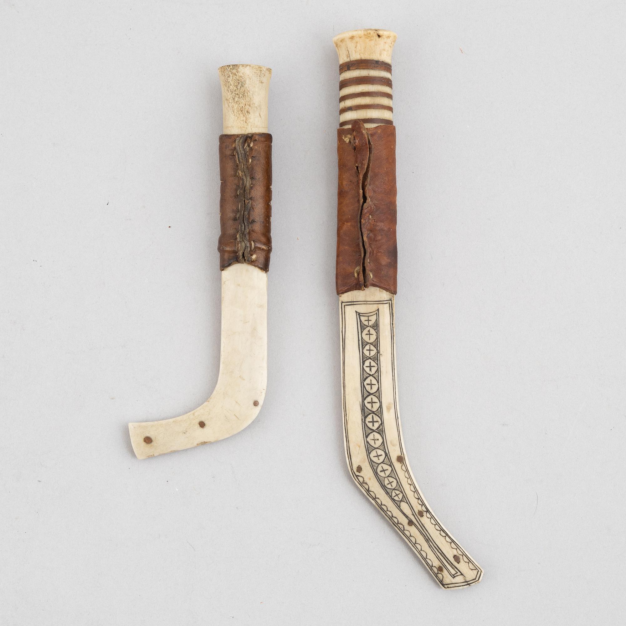 Two knives.