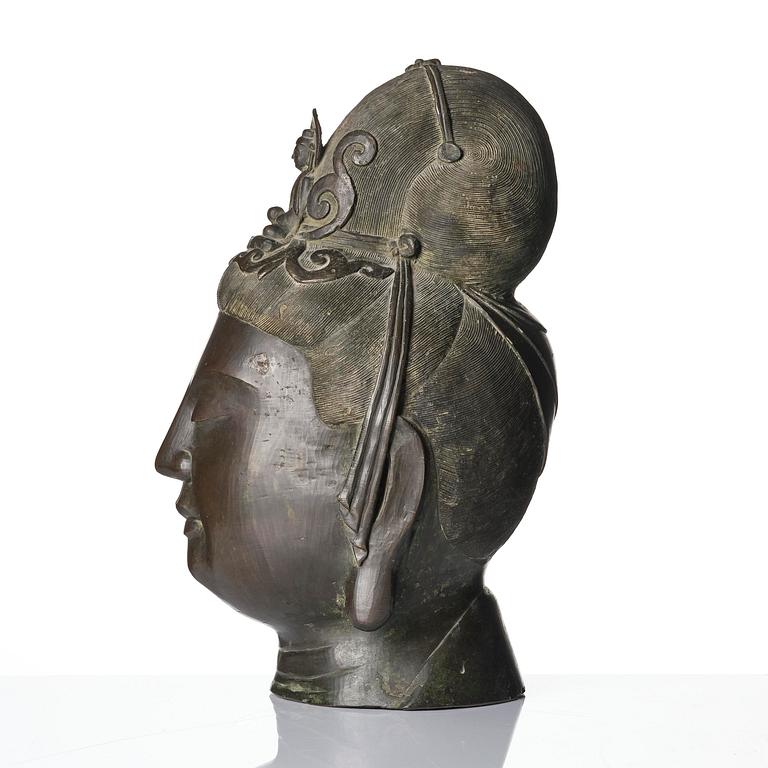 A large Chinese bronze head of Guanyin, late Qing dynasty, 19th century/around 1900.