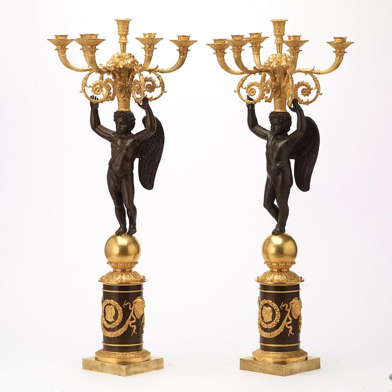 KANDELABRAR, för sex ljus, ett par, av Chibout, Parisarbeten, omkring år 1820.