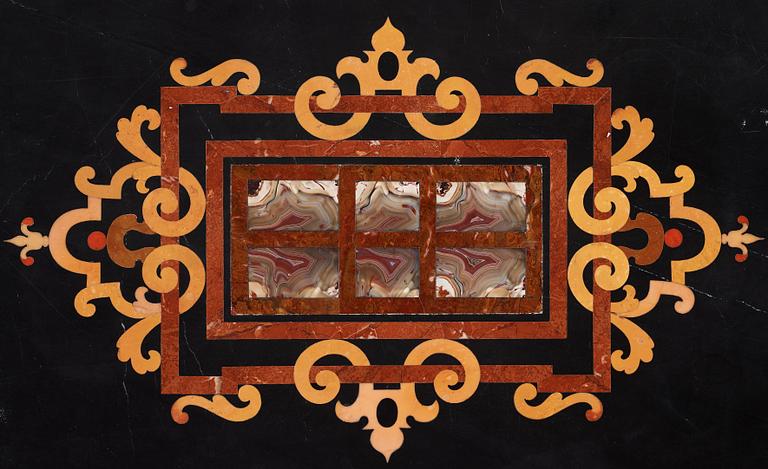 PIETRE DURE SKIVA, Italien, omkring år 1900, troligen Rom eller Neapel. Underrede i Louis XIV-stil.