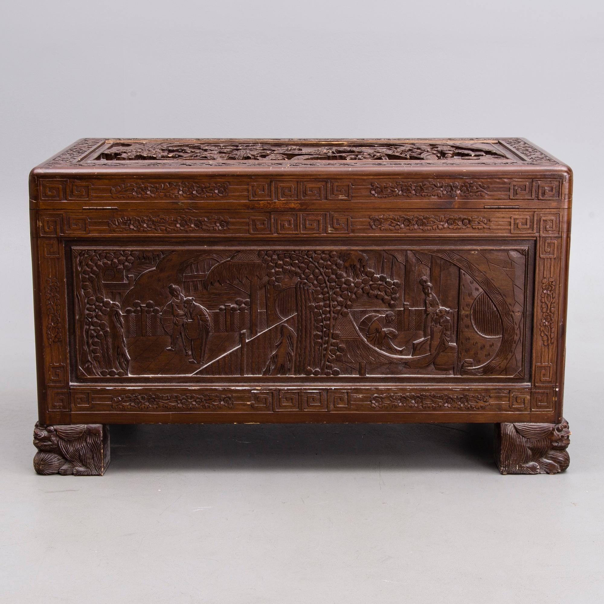 KAMFERKISTA, Kina 1900-talets början.