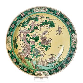 A massive famille jaune charger, Qing dynasty, 19th Century.