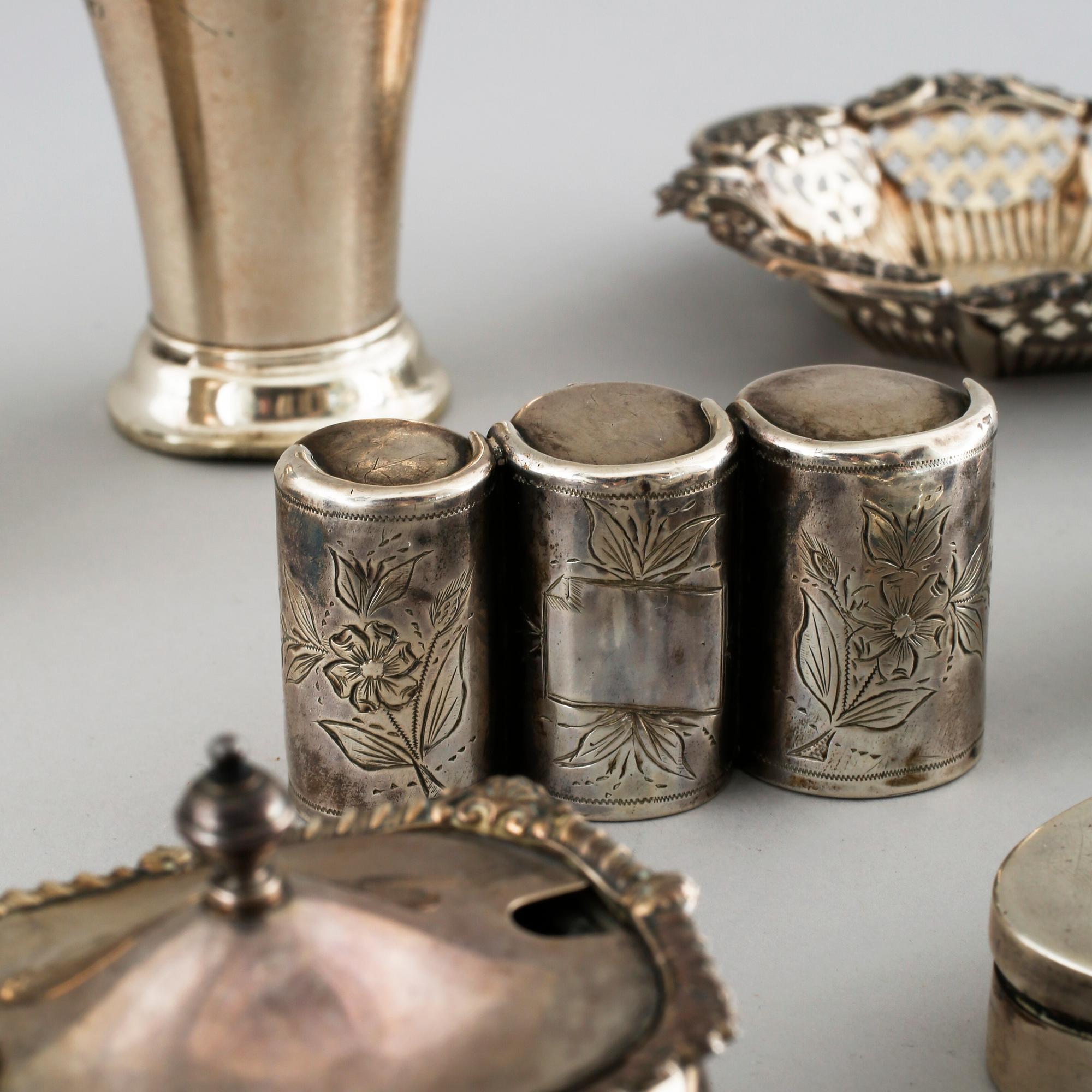 15 pieces of silver from the 19th and 20th century. Weight 684 gram.