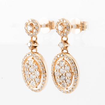Örhängen ett par samt hänge av 14K roséguld med runda briljantslipade diamanter.