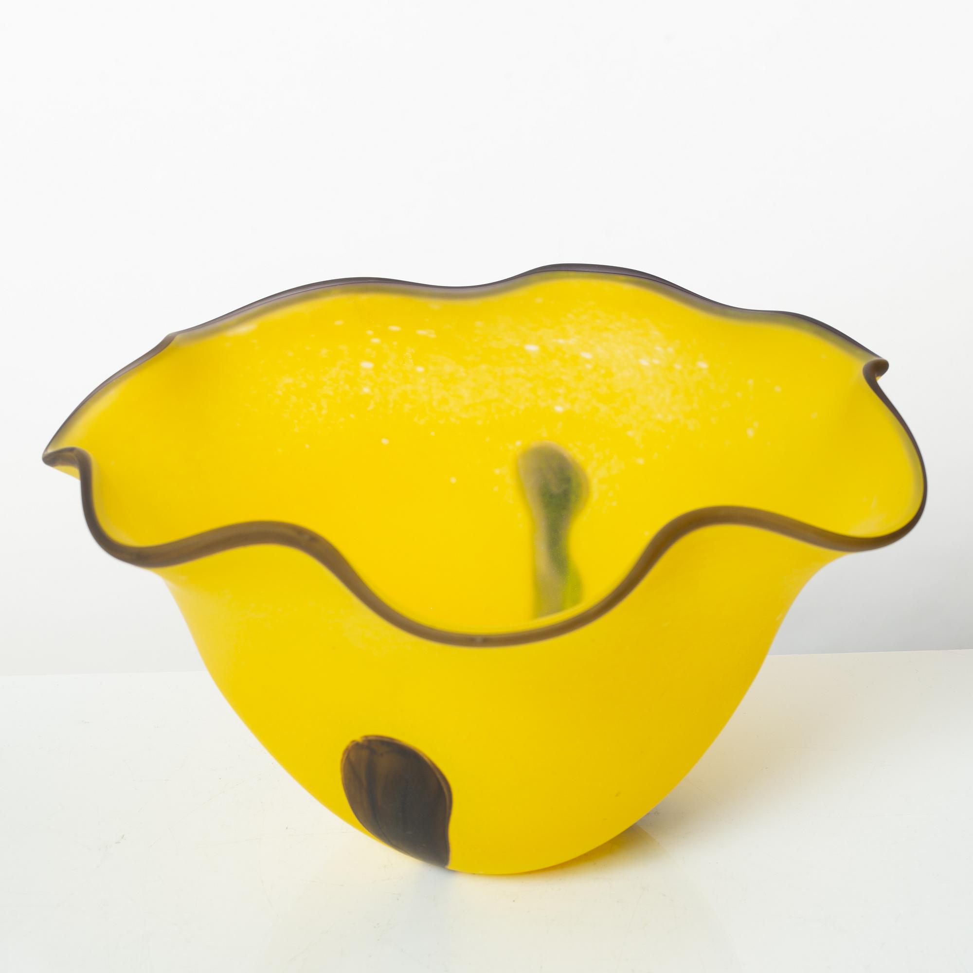 Ulrica Hydman-Vallien, a glass bowl, Kosta Boda.