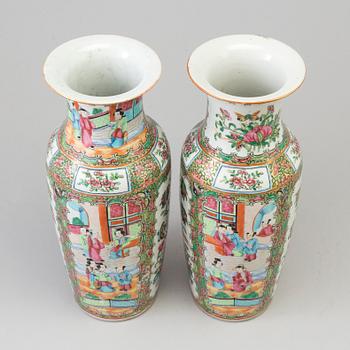 A pair of famille rose canton vases, Qing dynasty, second half of the 19th century.