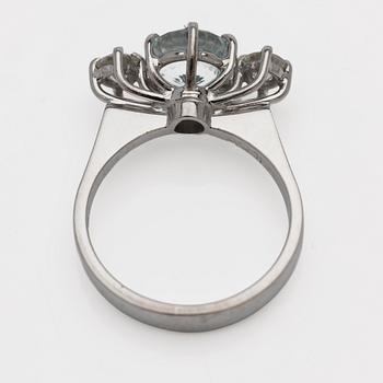 18K white gold ring with aquamarine and diamonds.